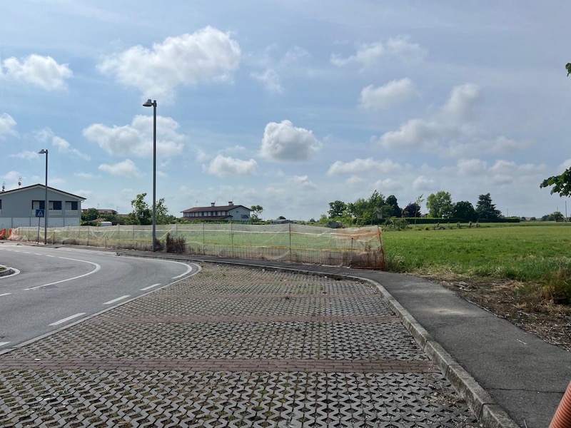 PIOVE DI SACCO – frazione CORTE.

Proponiamo in vendita esclusivo terreno edificabile di 836 mq c...
