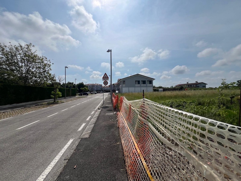 PIOVE DI SACCO – frazione CORTE.

Proponiamo in vendita esclusivo terreno edificabile di 836 mq c...