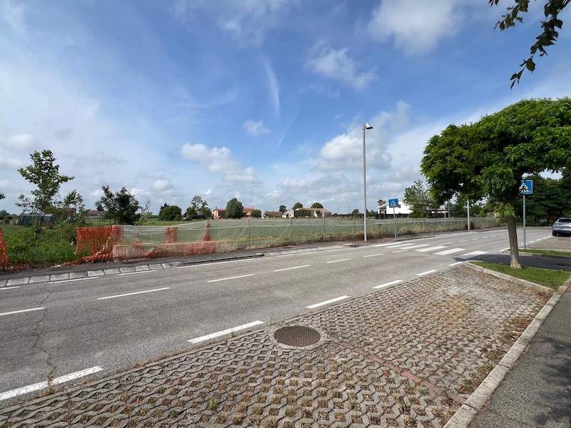PIOVE DI SACCO – frazione CORTE.

Proponiamo in vendita esclusivo terreno edificabile di 836 mq c...