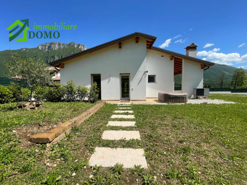 VELO D'ASTICO: VILLA SINGOLA CON GIARDINO €399.000
info 0445-527455

BUONI MOTIVI PER ACQUISTARE:...
