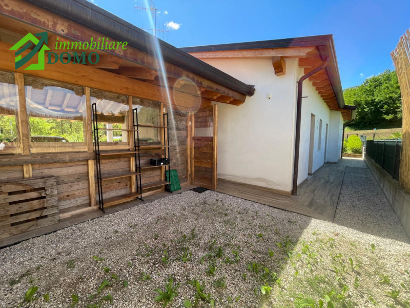VELO D'ASTICO: VILLA SINGOLA CON GIARDINO €399.000
info 0445-527455

BUONI MOTIVI PER ACQUISTARE:...