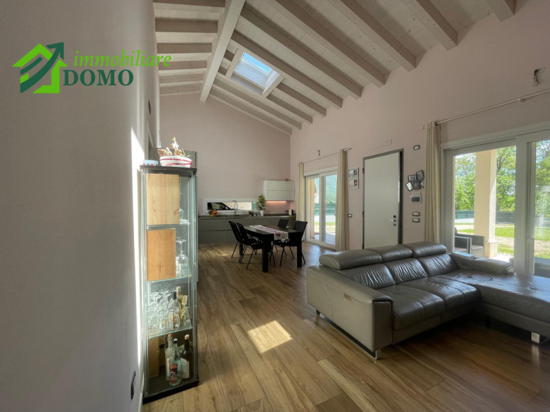VELO D'ASTICO: VILLA SINGOLA CON GIARDINO €399.000
info 0445-527455

BUONI MOTIVI PER ACQUISTARE:...