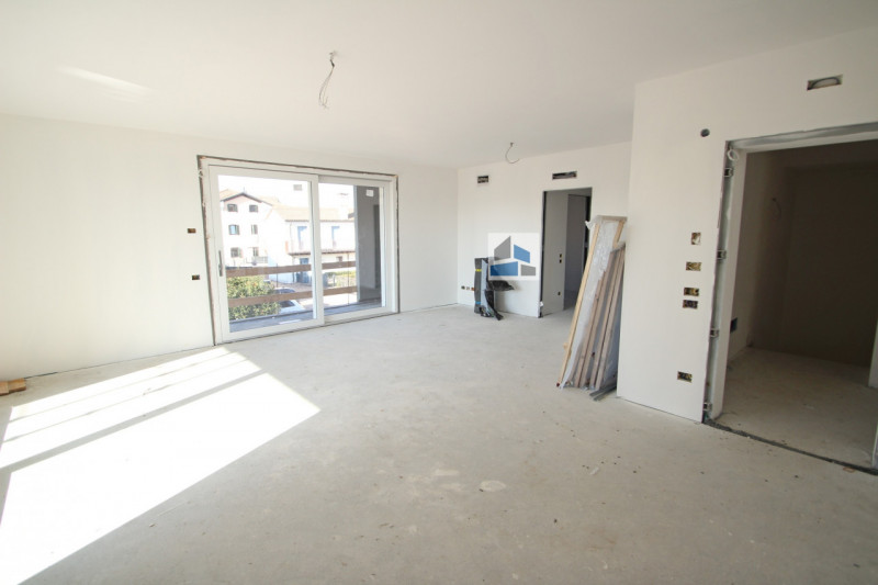 TREBASELEGHE - Ultimo appartamento disponibile, su piccolo contesto, posto al primo piano. La sol...