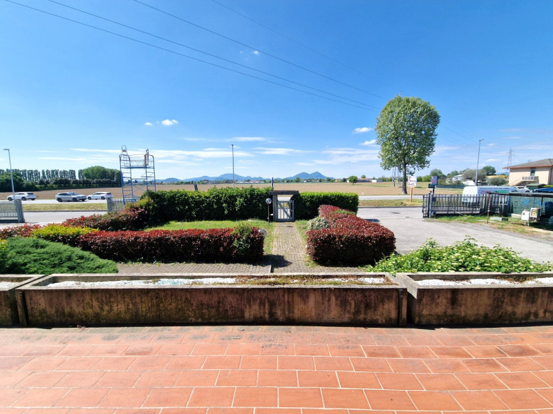 Nella zona industriale di Mestrino, in una posizione strategica e ben visibile dalla strada stata...