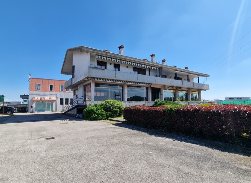 Nella zona industriale di Mestrino, in una posizione strategica e ben visibile dalla strada stata...