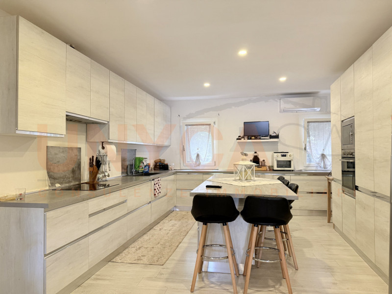 LISSARO: immersa nella tranquillità e nel verde, questa splendida casa singola completamente rist...