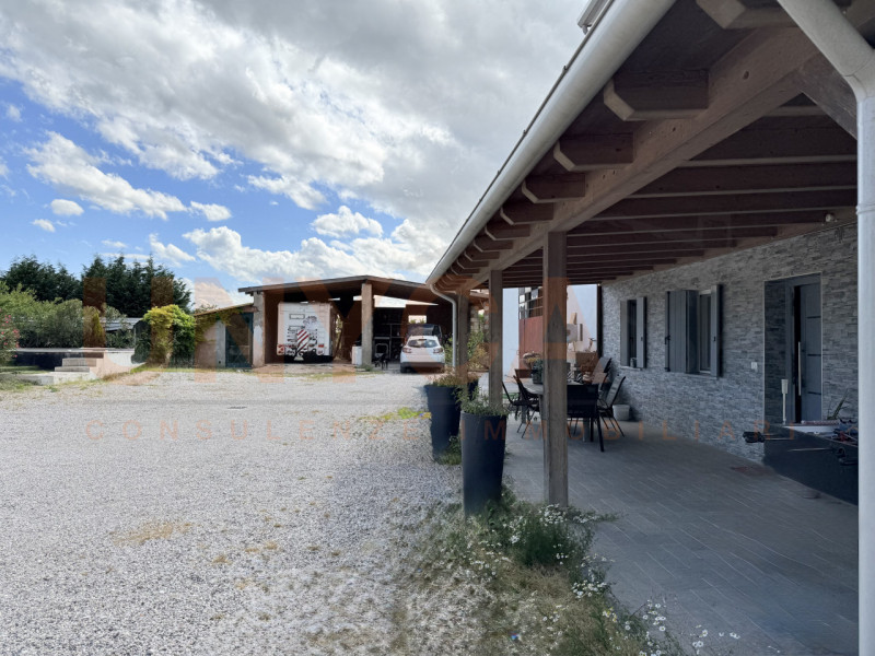 LISSARO: immersa nella tranquillità e nel verde, questa splendida casa singola completamente rist...