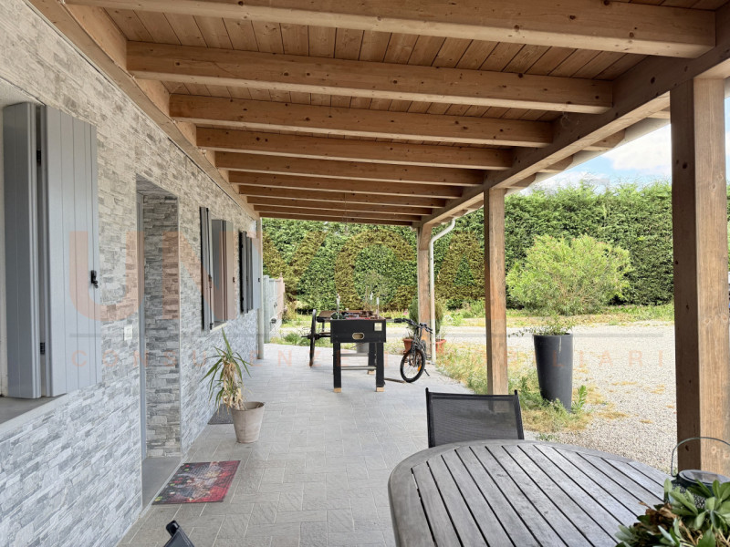 LISSARO: immersa nella tranquillità e nel verde, questa splendida casa singola completamente rist...
