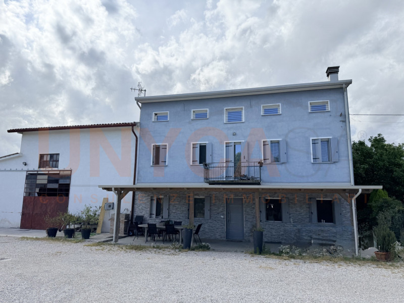LISSARO: immersa nella tranquillità e nel verde, questa splendida casa singola completamente rist...