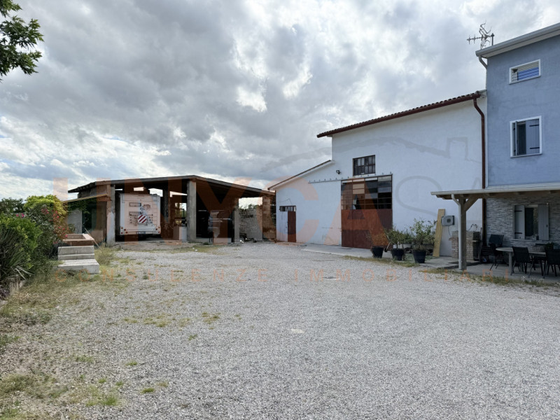 LISSARO: immersa nella tranquillità e nel verde, questa splendida casa singola completamente rist...