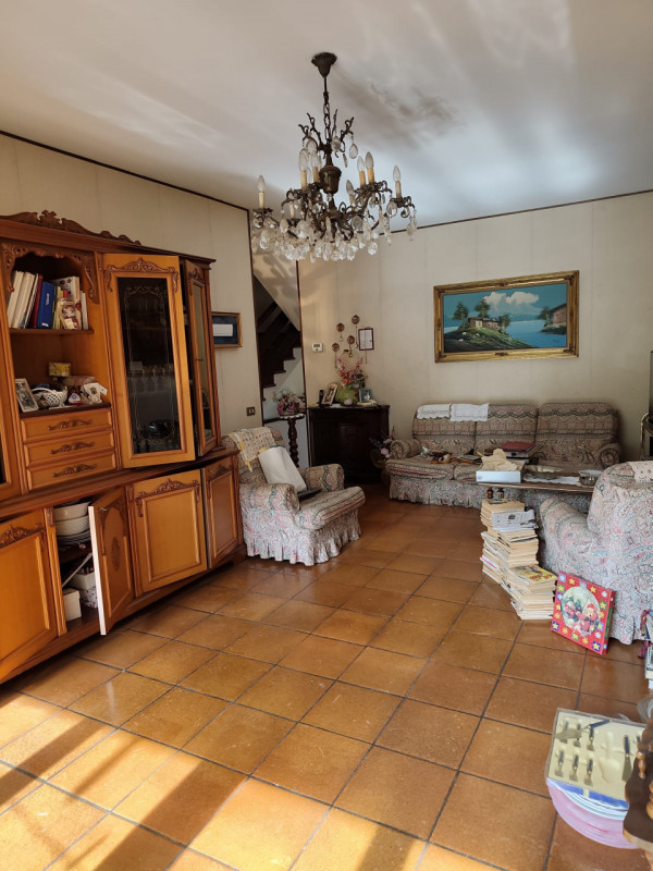 A Padova scopri questa straordinaria opportunità di acquistare una casa a schiera centrale situat...