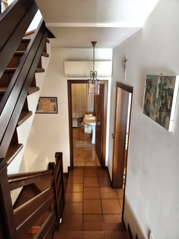 A Padova scopri questa straordinaria opportunità di acquistare una casa a schiera centrale situat...