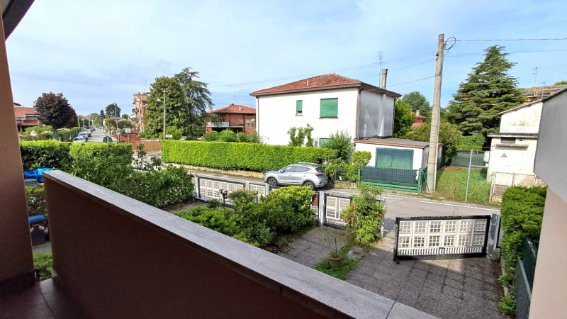 A Padova scopri questa straordinaria opportunità di acquistare una casa a schiera centrale situat...