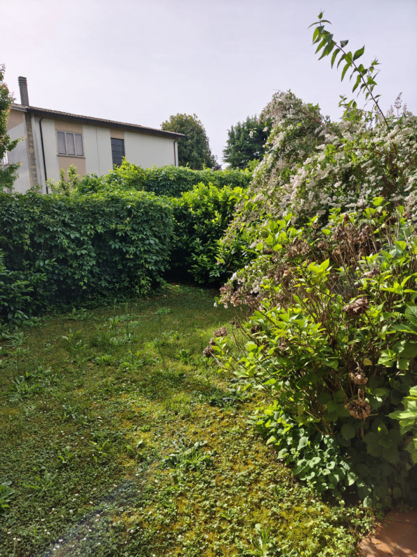 A Padova scopri questa straordinaria opportunità di acquistare una casa a schiera centrale situat...