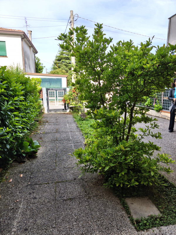 A Padova scopri questa straordinaria opportunità di acquistare una casa a schiera centrale situat...
