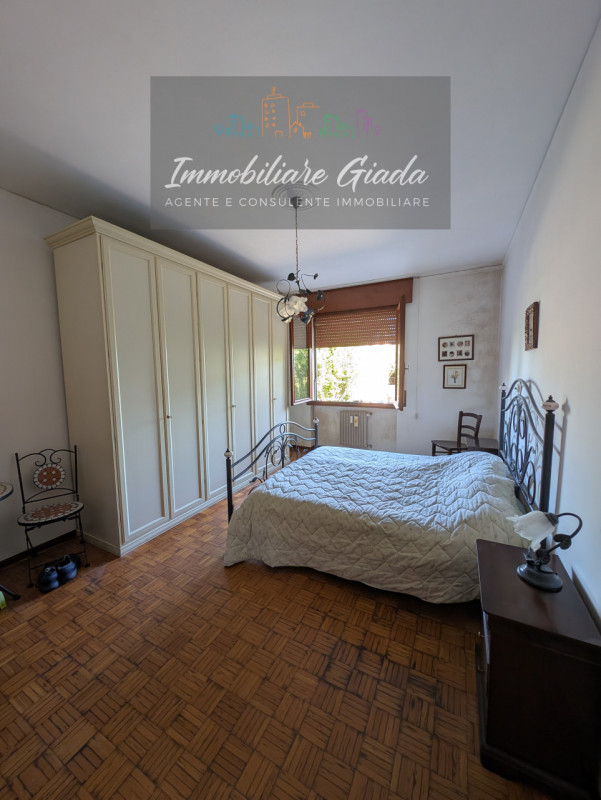 L’Immobiliare Giada propone in vendita questo luminoso appartamento situato a soli 5 minuti a pie...