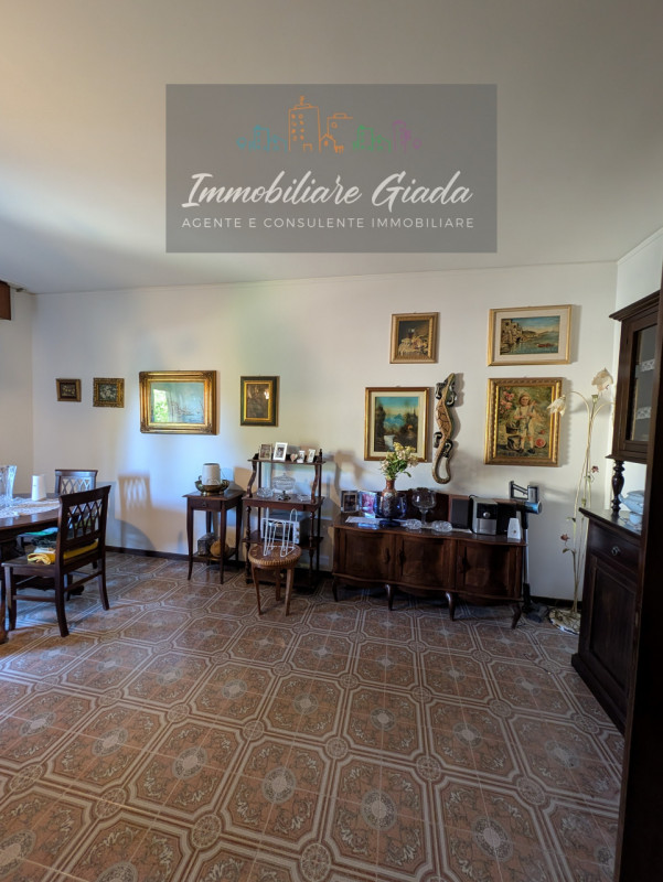 L’Immobiliare Giada propone in vendita questo luminoso appartamento situato a soli 5 minuti a pie...