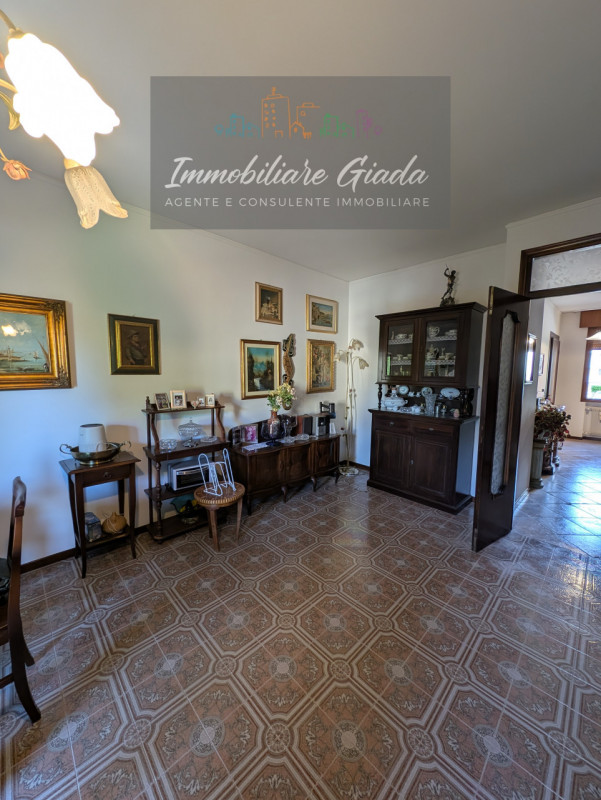 L’Immobiliare Giada propone in vendita questo luminoso appartamento situato a soli 5 minuti a pie...