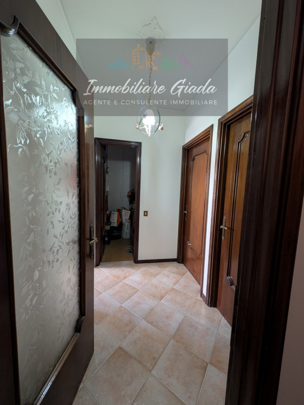 L’Immobiliare Giada propone in vendita questo luminoso appartamento situato a soli 5 minuti a pie...