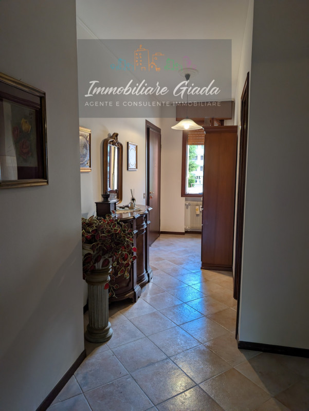 L’Immobiliare Giada propone in vendita questo luminoso appartamento situato a soli 5 minuti a pie...