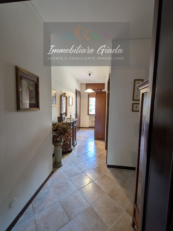 L’Immobiliare Giada propone in vendita questo luminoso appartamento situato a soli 5 minuti a pie...