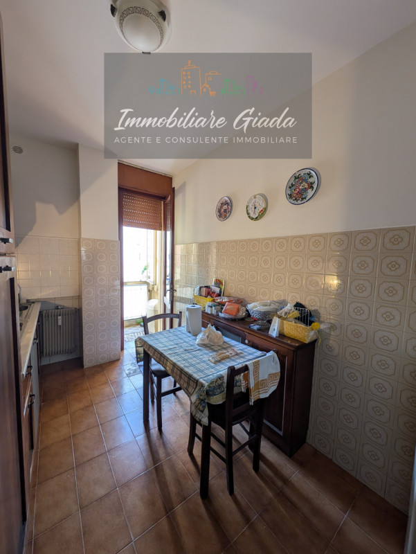 L’Immobiliare Giada propone in vendita questo luminoso appartamento situato a soli 5 minuti a pie...