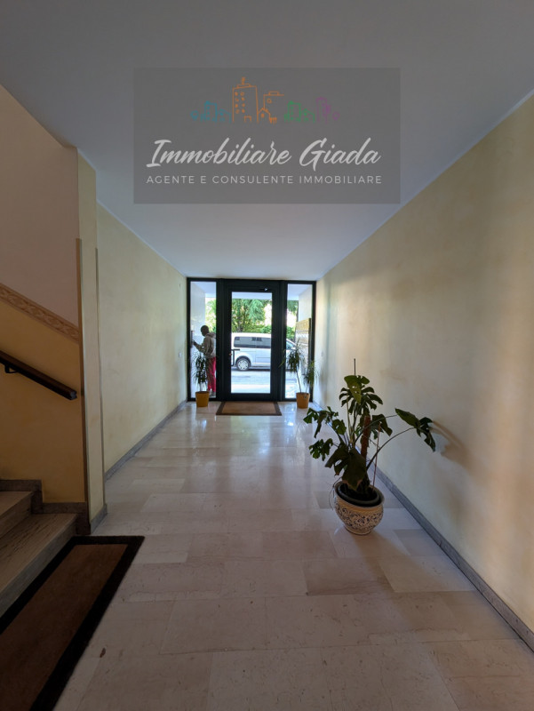 L’Immobiliare Giada propone in vendita questo luminoso appartamento situato a soli 5 minuti a pie...