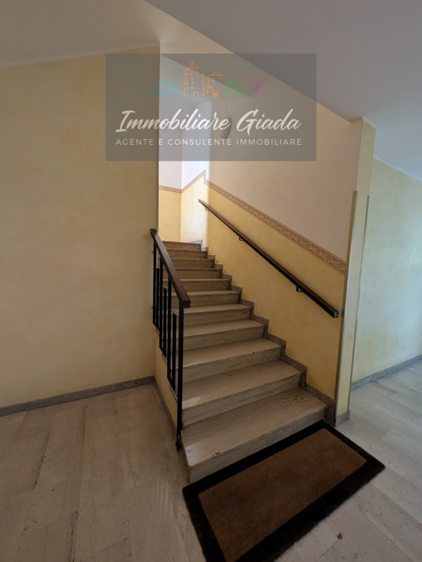 L’Immobiliare Giada propone in vendita questo luminoso appartamento situato a soli 5 minuti a pie...