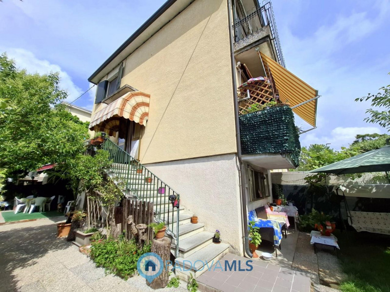 Immobile in esclusiva al Gruppo Padova MLS
PORZIONE DI BIFAMILIARE CON GIARDINO – ARCELLA/S.BELLI...