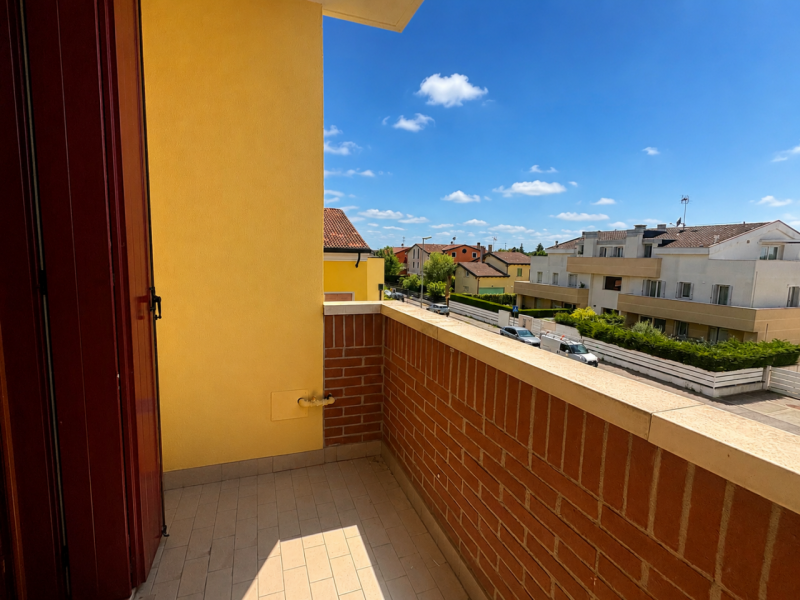 In un esclusivo quartiere residenziale caratterizzato da palazzine recenti, strada chiusa al traf...