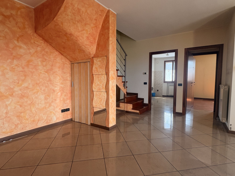 In un esclusivo quartiere residenziale caratterizzato da palazzine recenti, strada chiusa al traf...