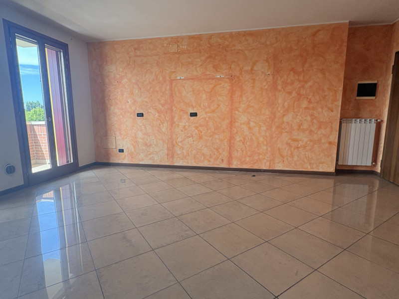 In un esclusivo quartiere residenziale caratterizzato da palazzine recenti, strada chiusa al traf...