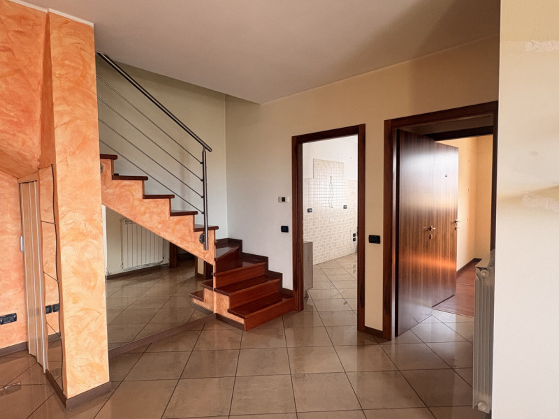 In un esclusivo quartiere residenziale caratterizzato da palazzine recenti, strada chiusa al traf...