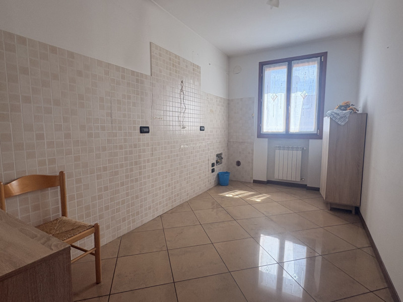 In un esclusivo quartiere residenziale caratterizzato da palazzine recenti, strada chiusa al traf...