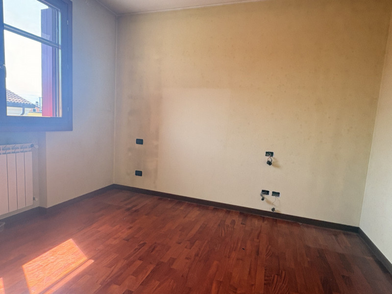 In un esclusivo quartiere residenziale caratterizzato da palazzine recenti, strada chiusa al traf...