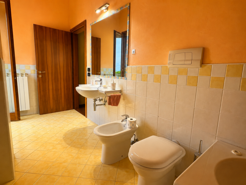 In un esclusivo quartiere residenziale caratterizzato da palazzine recenti, strada chiusa al traf...