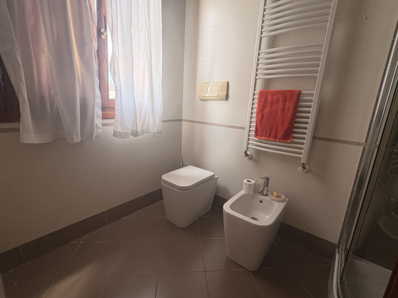 In un esclusivo quartiere residenziale caratterizzato da palazzine recenti, strada chiusa al traf...