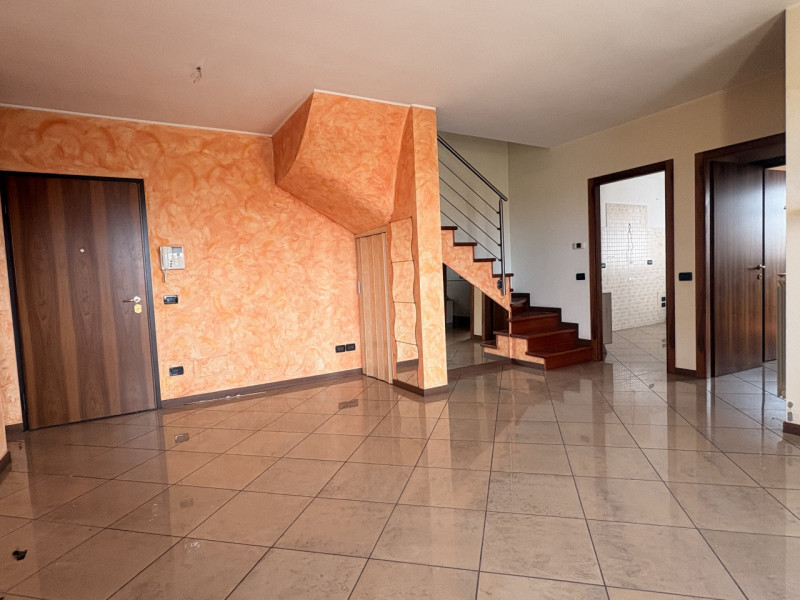 In un esclusivo quartiere residenziale caratterizzato da palazzine recenti, strada chiusa al traf...