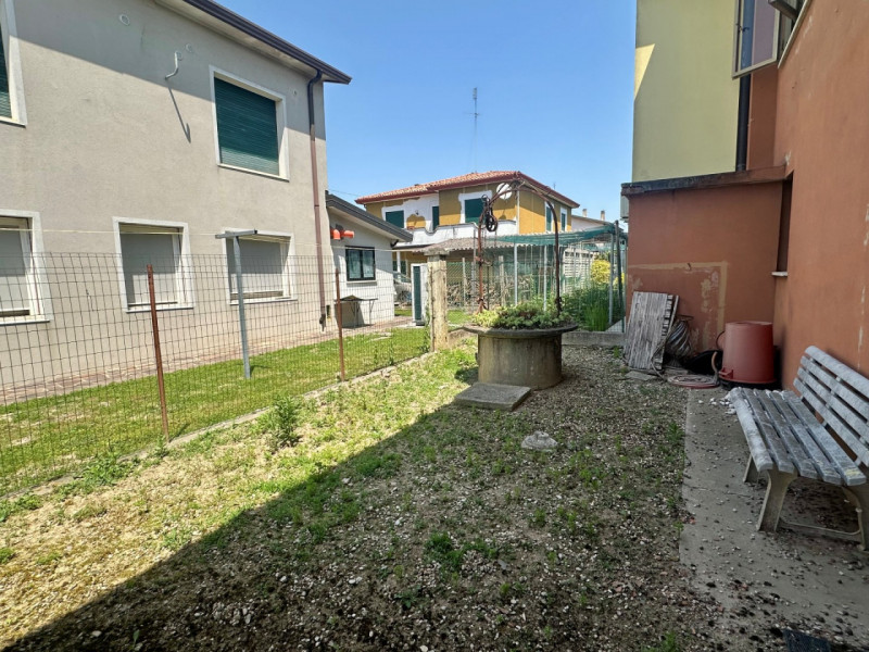 Nel ricercato Comune di Selvazzano Dentro situata in un contesto centrale e ben collegato, propon...
