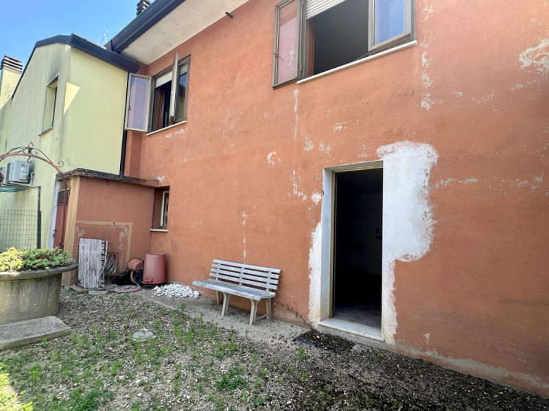 Nel ricercato Comune di Selvazzano Dentro situata in un contesto centrale e ben collegato, propon...