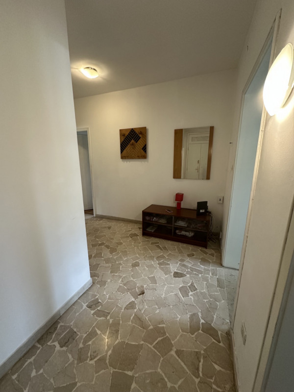Proponiamo un ampio e luminoso appartamento di oltre 140 mq situato al piano ammezzato (senza asc...