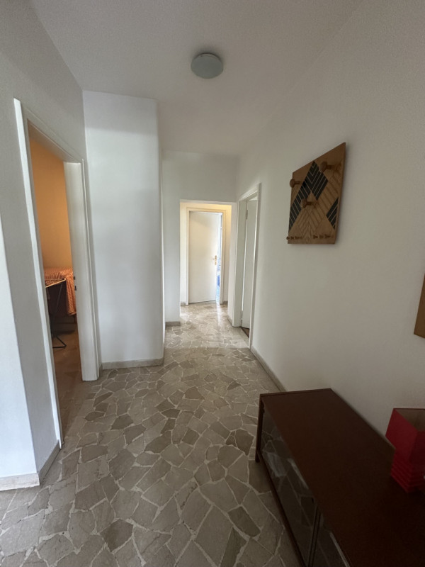 Proponiamo un ampio e luminoso appartamento di oltre 140 mq situato al piano ammezzato (senza asc...