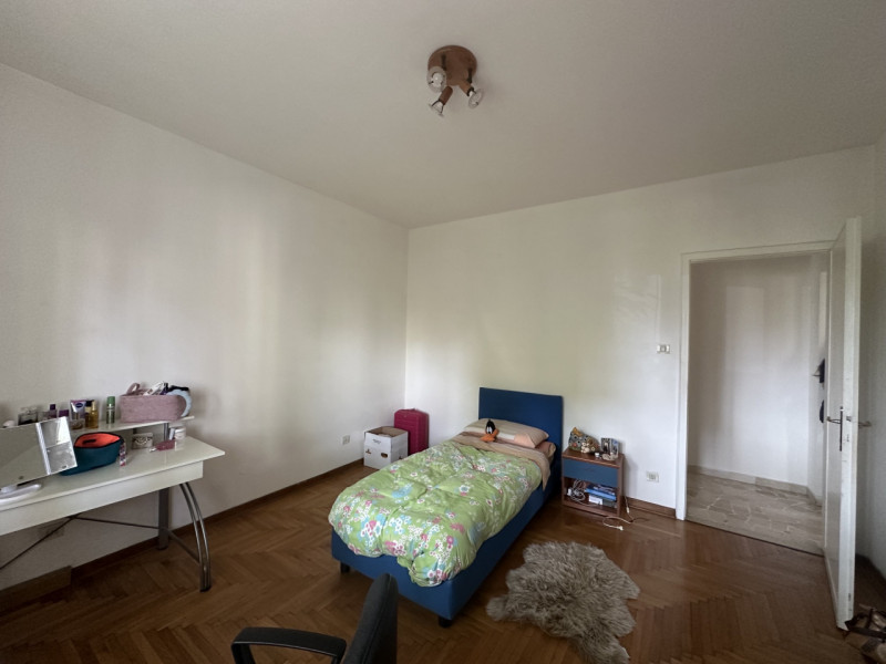 Proponiamo un ampio e luminoso appartamento di oltre 140 mq situato al piano ammezzato (senza asc...
