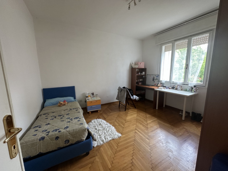 Proponiamo un ampio e luminoso appartamento di oltre 140 mq situato al piano ammezzato (senza asc...