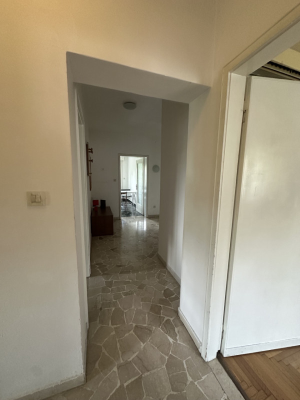 Proponiamo un ampio e luminoso appartamento di oltre 140 mq situato al piano ammezzato (senza asc...