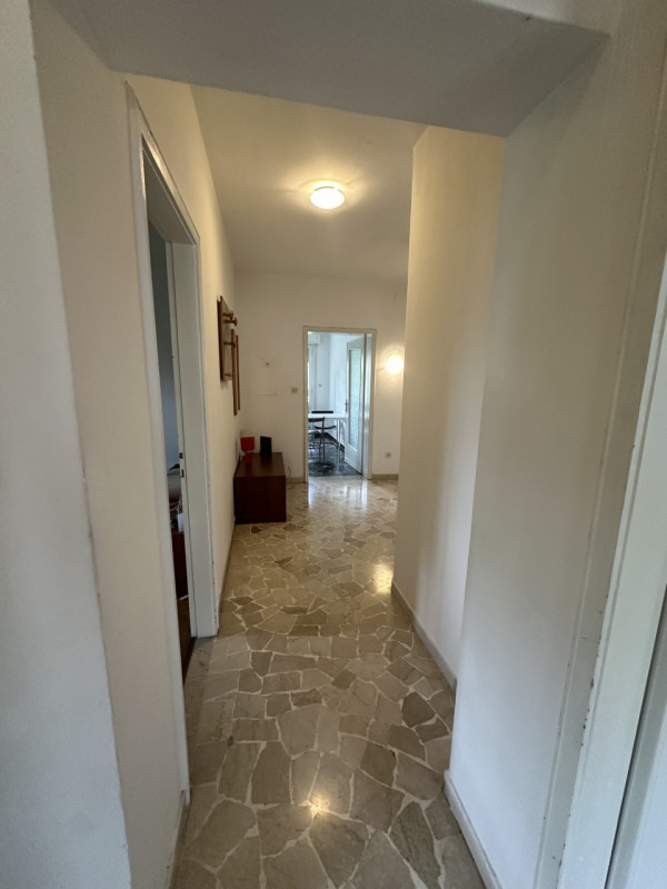Proponiamo un ampio e luminoso appartamento di oltre 140 mq situato al piano ammezzato (senza asc...