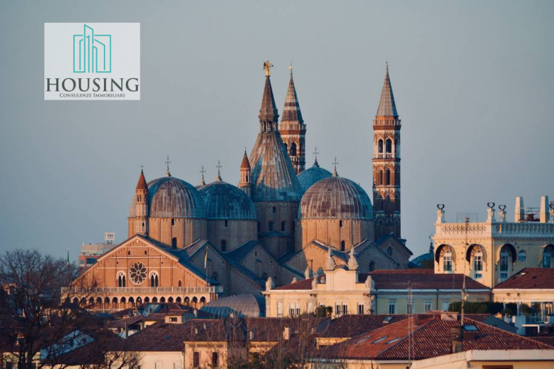 Nel cuore storico di Padova, a pochi passi dalla Basilica del Santo, proponiamo un appartamento a...