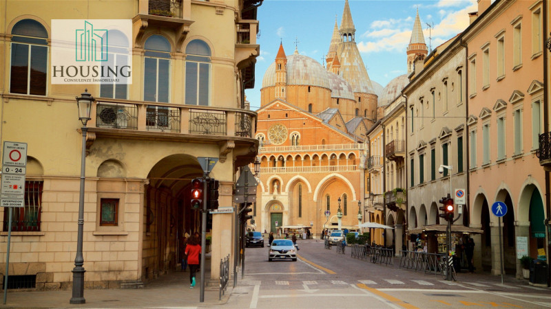 Nel cuore storico di Padova, a pochi passi dalla Basilica del Santo, proponiamo un appartamento a...