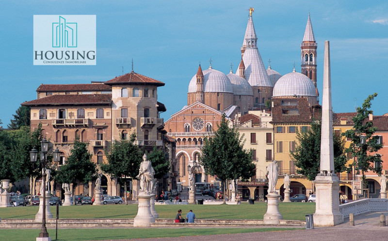 Nel cuore storico di Padova, a pochi passi dalla Basilica del Santo, proponiamo un appartamento a...