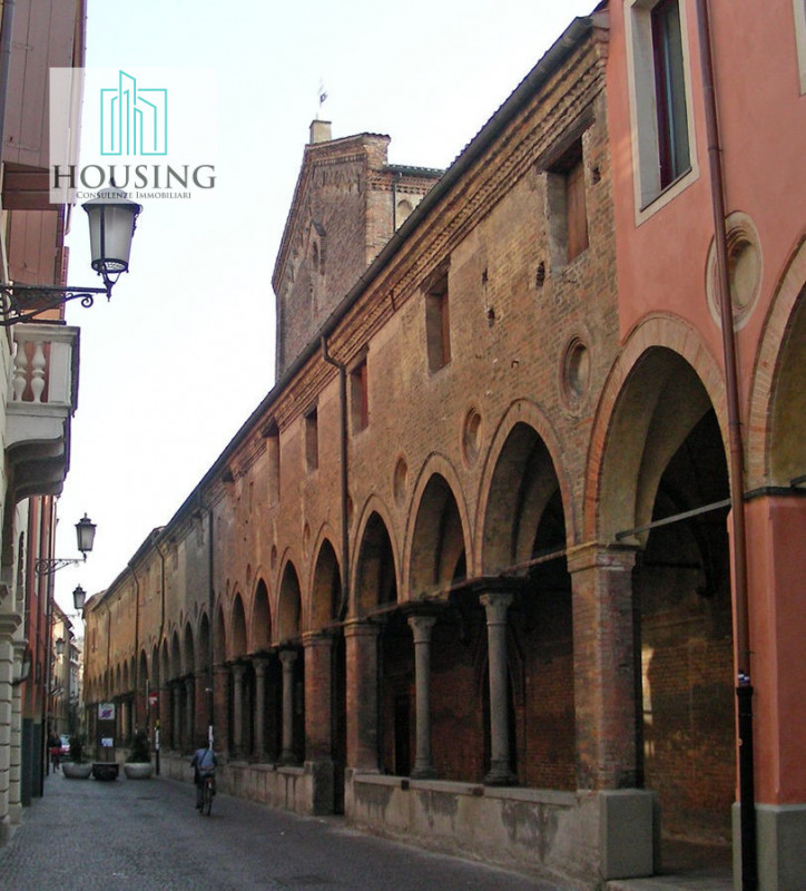 Nel cuore storico di Padova, a pochi passi dalla Basilica del Santo, proponiamo un appartamento a...